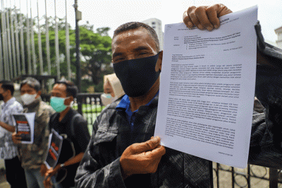 Massa yang tergabung dalam Koalisi Rakyat Menolak Penggusuran (KRMP) berunjuk rasa di depan Balai Kota DKI Jakarta, Jakarta Pusat, Kamis (10/2/2022).