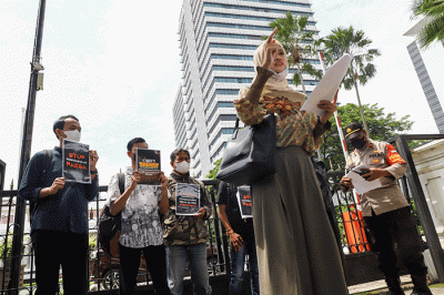 Massa yang tergabung dalam Koalisi Rakyat Menolak Penggusuran (KRMP) berunjuk rasa di depan Balai Kota DKI Jakarta, Jakarta Pusat, Kamis (10/2/2022).
