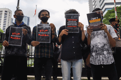 Massa yang tergabung dalam Koalisi Rakyat Menolak Penggusuran (KRMP) berunjuk rasa di depan Balai Kota DKI Jakarta, Jakarta Pusat, Kamis (10/2/2022).