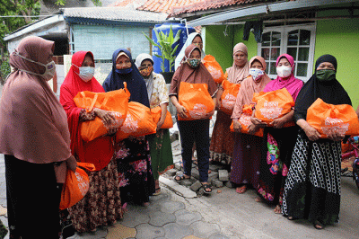 Warga menerima bantuan sembako BNI yang disalurkan Jurnalis Peduli di Pulau Panggang, Kepulauan Seribu Utara, Provinsi DKI Jakarta, Kamis (10/2/2022).