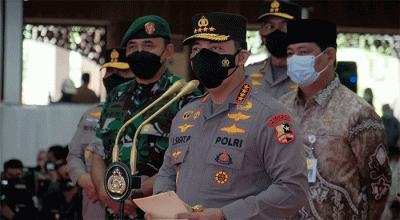 Kapolri Jenderal Listyo Sigit Prabowo meninjau secara langsung akselerasi vaksinasi serentak di Gedung Sultan Suriansyah, Banjarmasin.