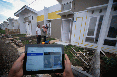 Calon Penghuni melihat unit rumah yang telah dibelinya di Perumahan, Kabupaten Maros.