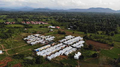 Calon Penghuni melihat unit rumah yang telah dibelinya di Perumahan, Kabupaten Maros.