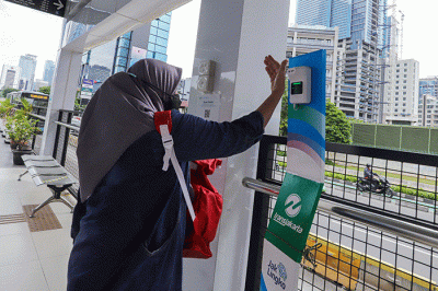 Penumpang menunggu kedatangan bus Transjakarta di Halte Tosari, Jakarta Pusat, Kamis (10/2/2022).