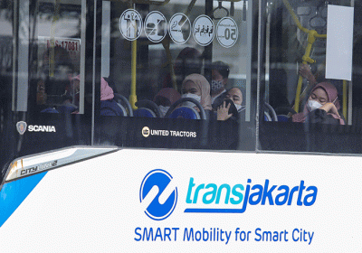 Penumpang menunggu kedatangan bus Transjakarta di Halte Tosari, Jakarta Pusat, Kamis (10/2/2022).