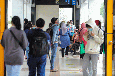 Penumpang menunggu kedatangan bus Transjakarta di Halte Tosari, Jakarta Pusat, Kamis (10/2/2022).