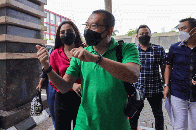Pasangan selebriti Anang Hermansyah dan Ashanty saat di wawancarai wartawan di gedung Badan Pengawas Perdagangan Berjangka Komoditi, Jumat (11/2/2022).