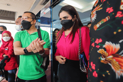 Pasangan selebriti Anang Hermansyah dan Ashanty saat di wawancarai wartawan di gedung Badan Pengawas Perdagangan Berjangka Komoditi, Jumat (11/2/2022).