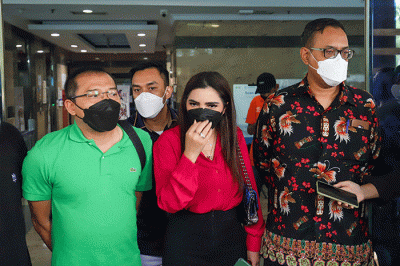 Pasangan selebriti Anang Hermansyah dan Ashanty saat di wawancarai wartawan di gedung Badan Pengawas Perdagangan Berjangka Komoditi, Jumat (11/2/2022).