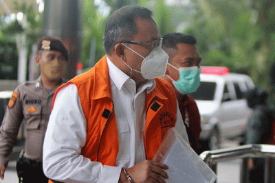 Tersangka Bupati Musi Banyuasin nonaktif, Dodi Reza Alex Noerdin tiba di Gedung Merah Putih KPK, Jakarta, Jumat (11/2/2022).