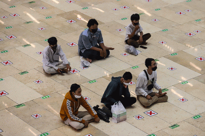 Umat muslim melaksanakan shalat Jumat di Masjid Istiqlal, Jakarta Pusat, Jumat (11/2/2022).