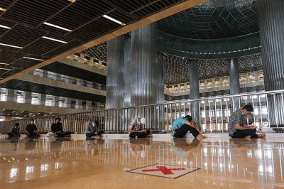 Umat muslim melaksanakan shalat Jumat di Masjid Istiqlal, Jakarta Pusat, Jumat (11/2/2022).