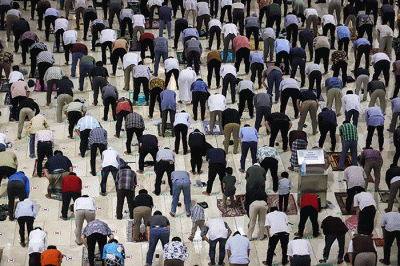 Umat muslim melaksanakan shalat Jumat di Masjid Istiqlal, Jakarta Pusat, Jumat (11/2/2022).
