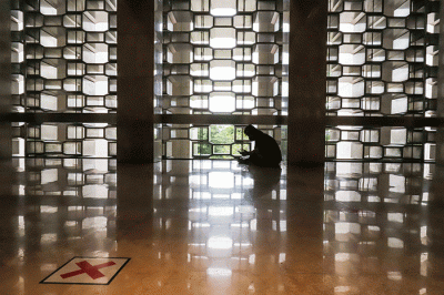 Umat muslim melaksanakan shalat Jumat di Masjid Istiqlal, Jakarta Pusat, Jumat (11/2/2022).