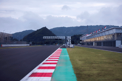 Sejumlah Official Tim pembalap MotoGP memanfaatkan lintasan Sirkuit Mandalika untuk berolahraga di Lombok Tengah, NTB, Kamis (10/2/2022).
