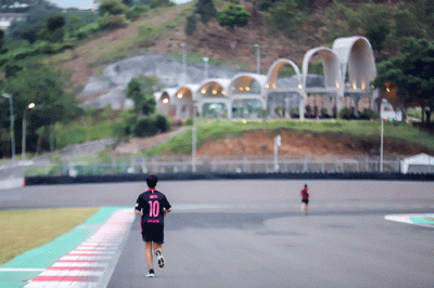 Sejumlah Official Tim pembalap MotoGP memanfaatkan lintasan Sirkuit Mandalika untuk berolahraga di Lombok Tengah, NTB, Kamis (10/2/2022).