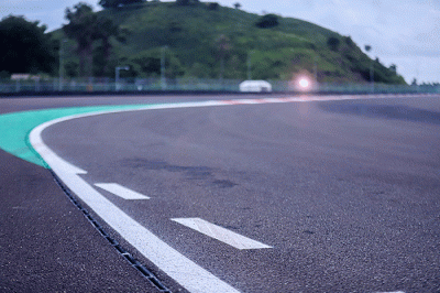 Sejumlah Official Tim pembalap MotoGP memanfaatkan lintasan Sirkuit Mandalika untuk berolahraga di Lombok Tengah, NTB, Kamis (10/2/2022).