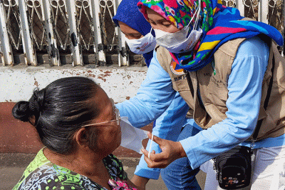 Para ibu-ibu PKK bersama petugas saat mensosialisasikan protokol kesehatan mencegah penyebaran virus Omicron kepada warga Kelurahan Slipi.