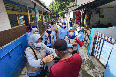 Para ibu-ibu PKK bersama petugas saat mensosialisasikan protokol kesehatan mencegah penyebaran virus Omicron kepada warga Kelurahan Slipi.