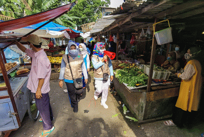 Para ibu-ibu PKK bersama petugas saat mensosialisasikan protokol kesehatan mencegah penyebaran virus Omicron kepada warga Kelurahan Slipi.