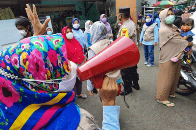 Para ibu-ibu PKK bersama petugas saat mensosialisasikan protokol kesehatan mencegah penyebaran virus Omicron kepada warga Kelurahan Slipi.