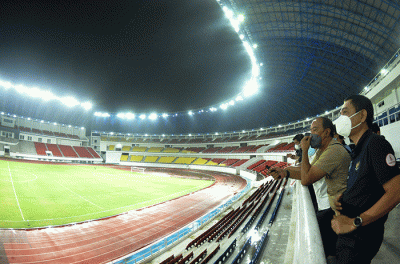 Suasana pencahayaan saat uji coba lampu Stadion Jatidiri Semarang, Jawa Tengah, Kamis (10/2/2022) malam.