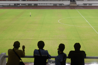 Suasana pencahayaan saat uji coba lampu Stadion Jatidiri Semarang, Jawa Tengah, Kamis (10/2/2022) malam.