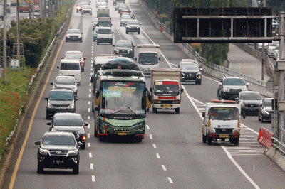 Sejumlah kendaraan melintasi jalan tol dalam kota di Kawasan Semanggi, Jakarta Selatan, Jumat (11/2/2022).