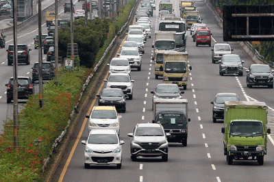 Sejumlah kendaraan melintasi jalan tol dalam kota di Kawasan Semanggi, Jakarta Selatan, Jumat (11/2/2022).