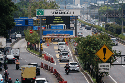 Sejumlah kendaraan melintasi jalan tol dalam kota di Kawasan Semanggi, Jakarta Selatan, Jumat (11/2/2022).