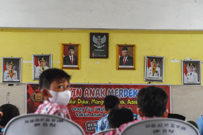 Vaksinasi Covid-19 dosis kedua untuk anak anak usia 6-11 tahun mulai di suntikan petugas vaksinasi Polsekta Ilir Barat (IB) I Palembang.