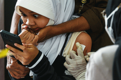 Vaksinasi Covid-19 dosis kedua untuk anak anak usia 6-11 tahun mulai di suntikan petugas vaksinasi Polsekta Ilir Barat (IB) I Palembang.