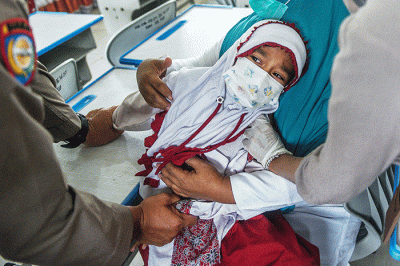 Vaksinasi Covid-19 dosis kedua untuk anak anak usia 6-11 tahun mulai di suntikan petugas vaksinasi Polsekta Ilir Barat (IB) I Palembang.