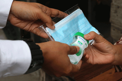 Pembagian masker dan handsanitizer kepada warga Kalibaru, Cilincing, Jakarta Utara, Sabtu (12/2/2022).