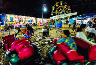 Suasana hiburan wahana permainan pasar malam yang diminati warga karena harga relatif murah di kawasan Jakarta Barat, Jumat (11/2/2022).