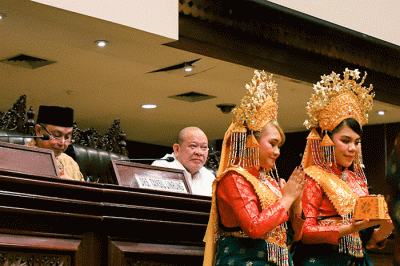 Ketua DPD RI AA LaNyalla Mahmud Mattalitti menghadiri Milad ke-75 Himpunan Mahasiswa Islam (HMI) dengan memotong tumpeng di Jakarta, Sabtu (12/2/2022).