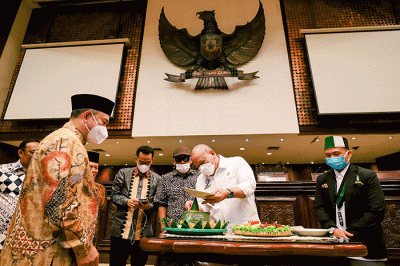 Ketua DPD RI AA LaNyalla Mahmud Mattalitti menghadiri Milad ke-75 Himpunan Mahasiswa Islam (HMI) dengan memotong tumpeng di Jakarta, Sabtu (12/2/2022).