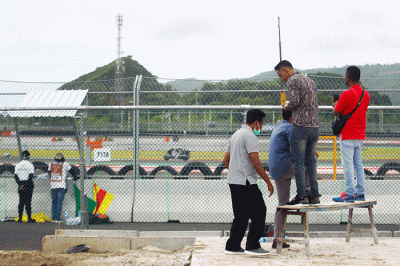 Sejumlah warga rela naik bukit untuk bisa menyaksikan tes pramusim MotoGP 2022 di MotoGP 2022 di Sirkuit Mandalika, Lombok Tengah, NTB, Jumat (11/2/2022).