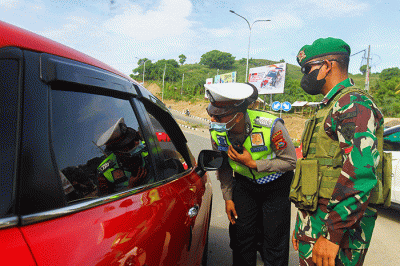 Petugas gabungan berjaga di Tugu Selamat Datang Mandalika, Lombok Tengah, NTB, Minggu (13/2/2022).