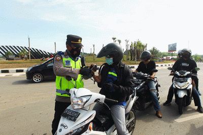 Petugas gabungan berjaga di Tugu Selamat Datang Mandalika, Lombok Tengah, NTB, Minggu (13/2/2022).