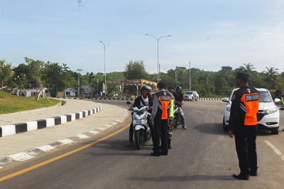Petugas gabungan berjaga di Tugu Selamat Datang Mandalika, Lombok Tengah, NTB, Minggu (13/2/2022).