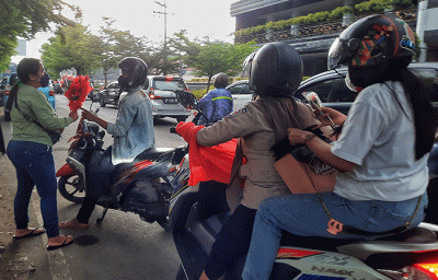 Penjual menjajakkan bunga mawar di Jalan Haji Bau, Makassar, Senin (14/2/2022).