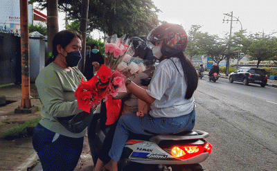Penjual menjajakkan bunga mawar di Jalan Haji Bau, Makassar, Senin (14/2/2022).