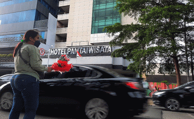 Penjual menjajakkan bunga mawar di Jalan Haji Bau, Makassar, Senin (14/2/2022).