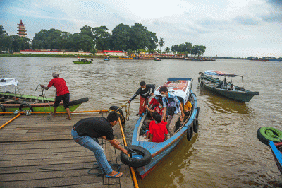 Umat Konghucu Kota Palembang melakukan ritual Cap Go Meh di Pulau Kemaro, Minggu (13/2/2022).