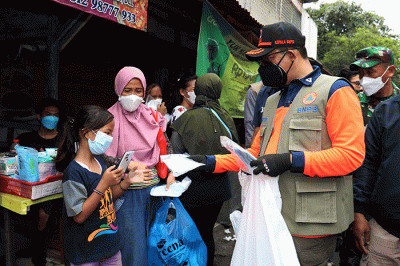 Kepala BNPB Letjen TNI Suharyanto turun menyusuri jalanan, pasar dan perkampungan Ibu Kota untuk membagikan masker kepada masyarakat.