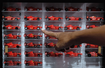 Kolektor menata koleksi mainan mobile diecast di Dely Toys, Makassar, Senin (14/2/2022).