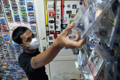 Kolektor menata koleksi mainan mobile diecast di Dely Toys, Makassar, Senin (14/2/2022).