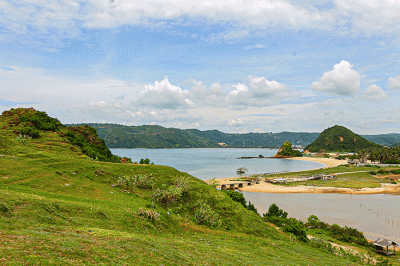 Pemandangan Sirkuit Mandalika yang berdekatan dengan Pantai Kuta Lombok dari atas Bukit Segar di Lombok Tengah, NTB, Minggu (13/2/2022).