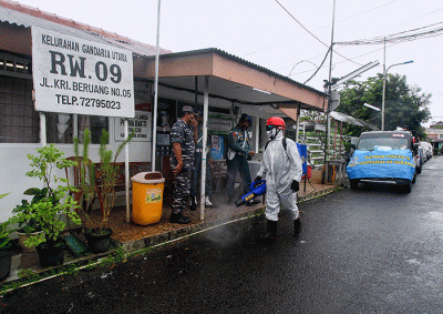 Petugas PMI melakukan penyemprotan disinfektan pada rumah warga di RW 09 Kompleks TNI AL Gandaria, Jakarta Selatan, Senin (14/2/2022).
